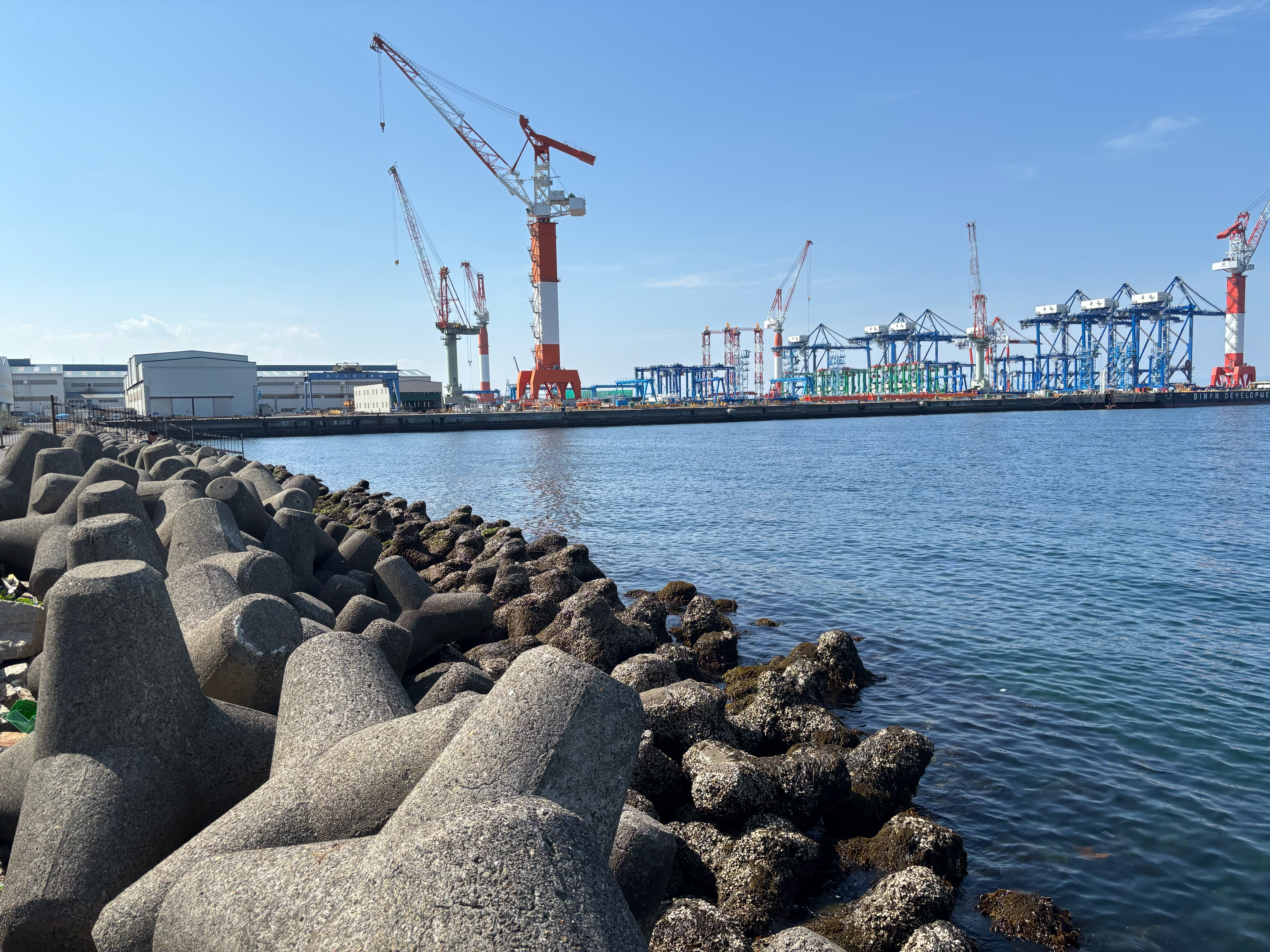 日吉原工業団地 - 最奥のテトラ。チヌ、グレのフカセ釣り向き。テトラが張り出して