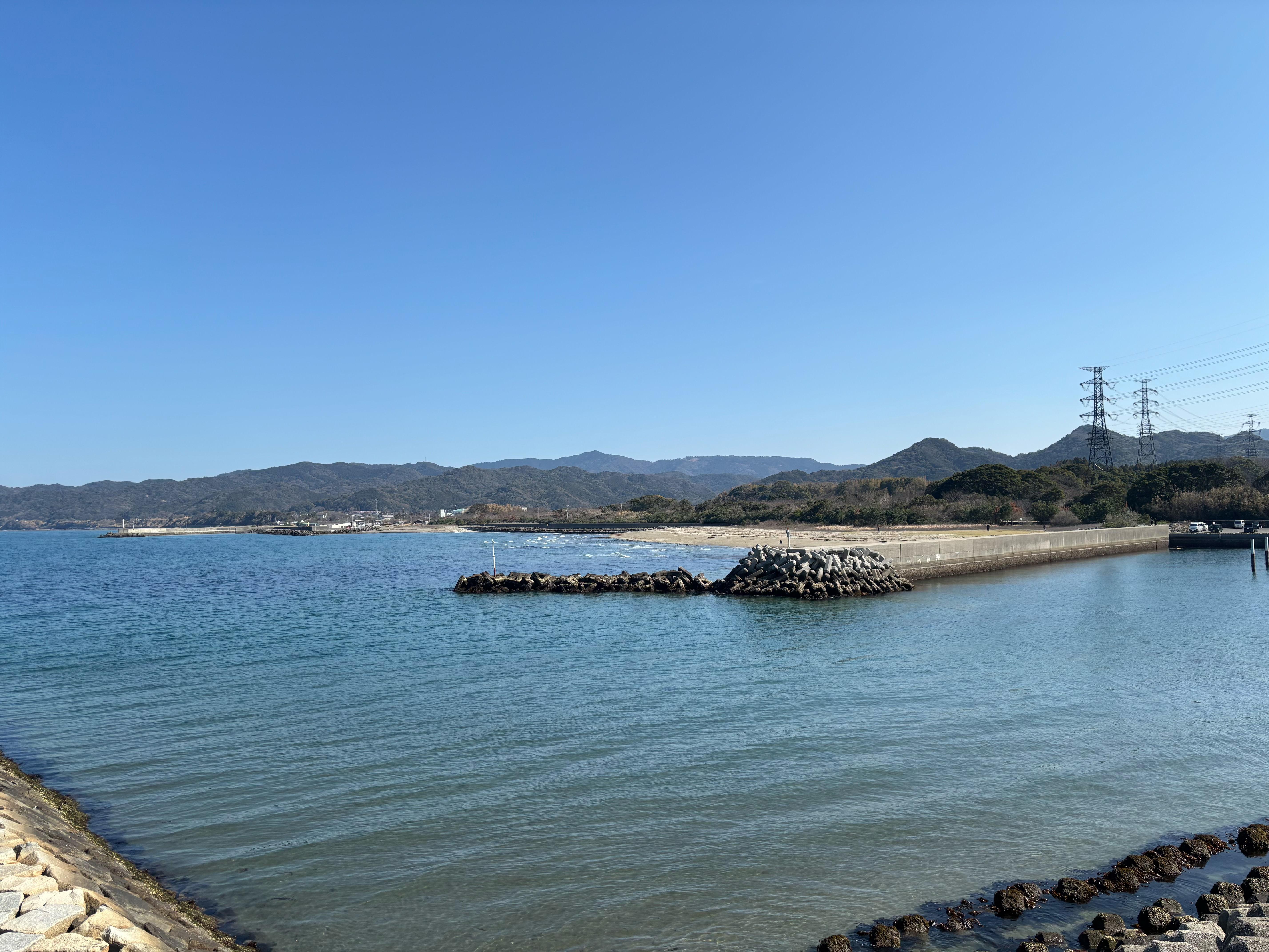 細新波止 - 陸側の堤防は魚の姿を見ない。