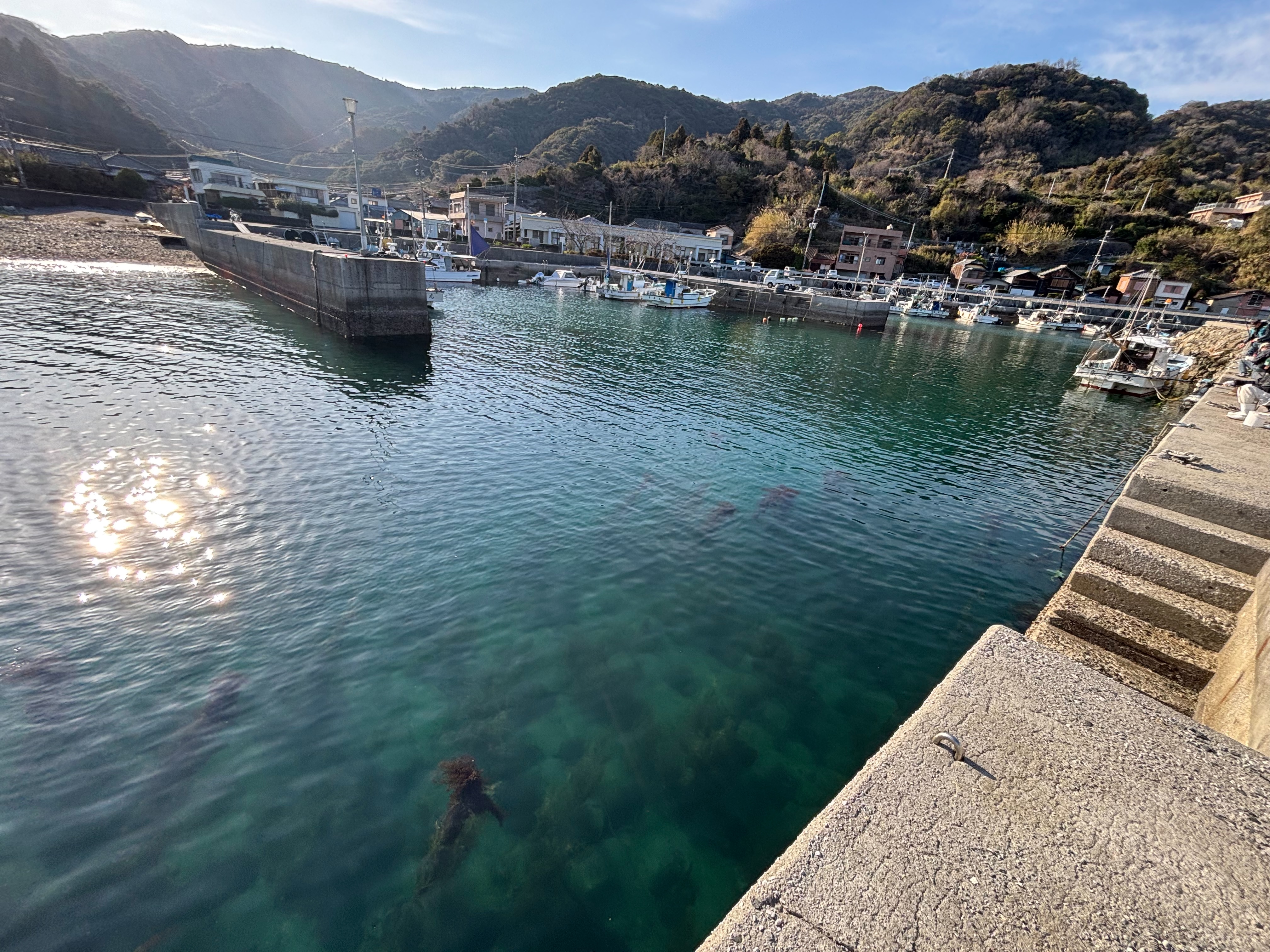 一尺屋上浦港 - 堤防中盤から先、港内は釣りができる程度には水深が出る。主に冬