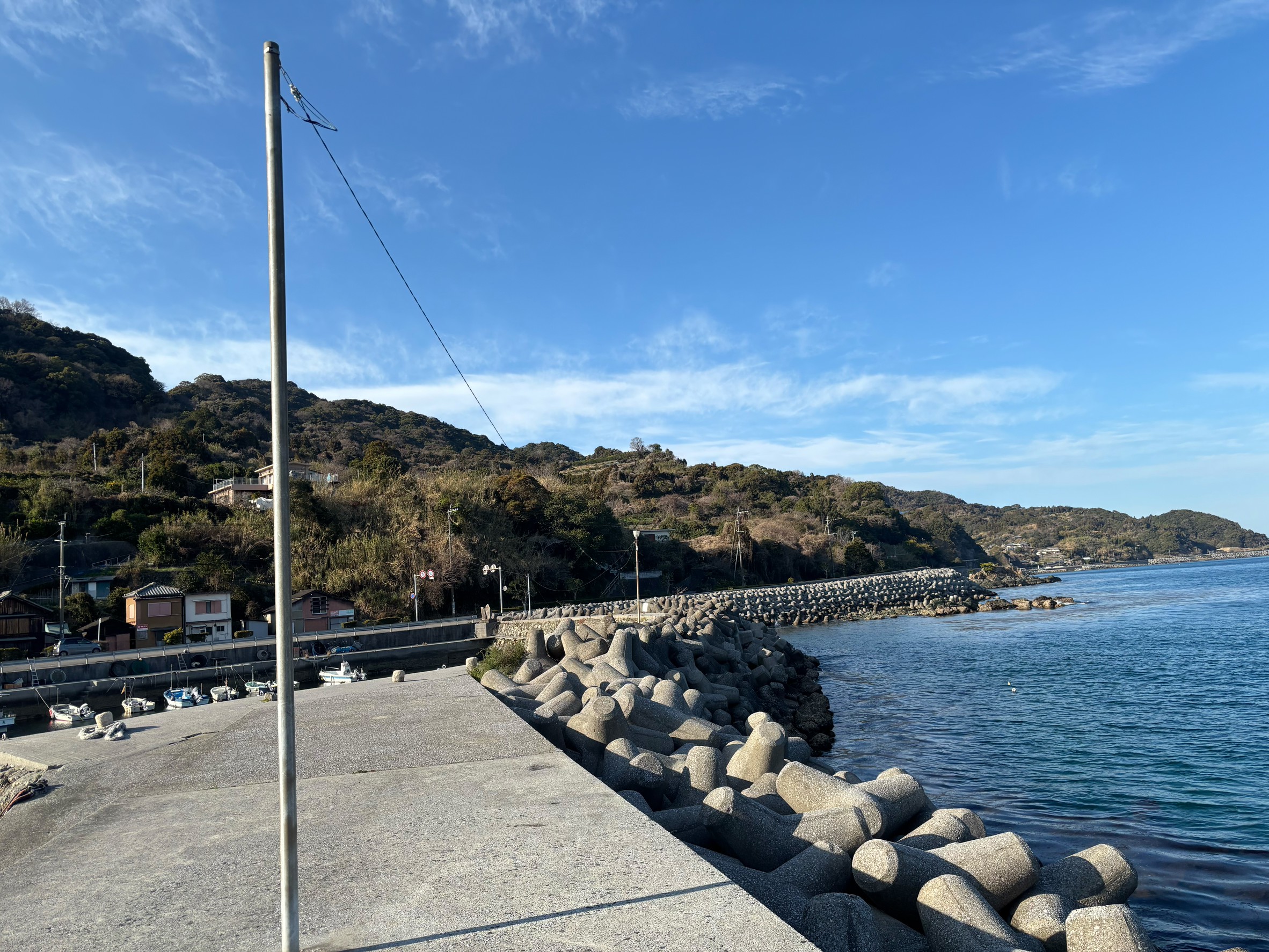 一尺屋上浦港 - テトラ上からなら電線に引っ掛けにくいが、感電したくないなら電