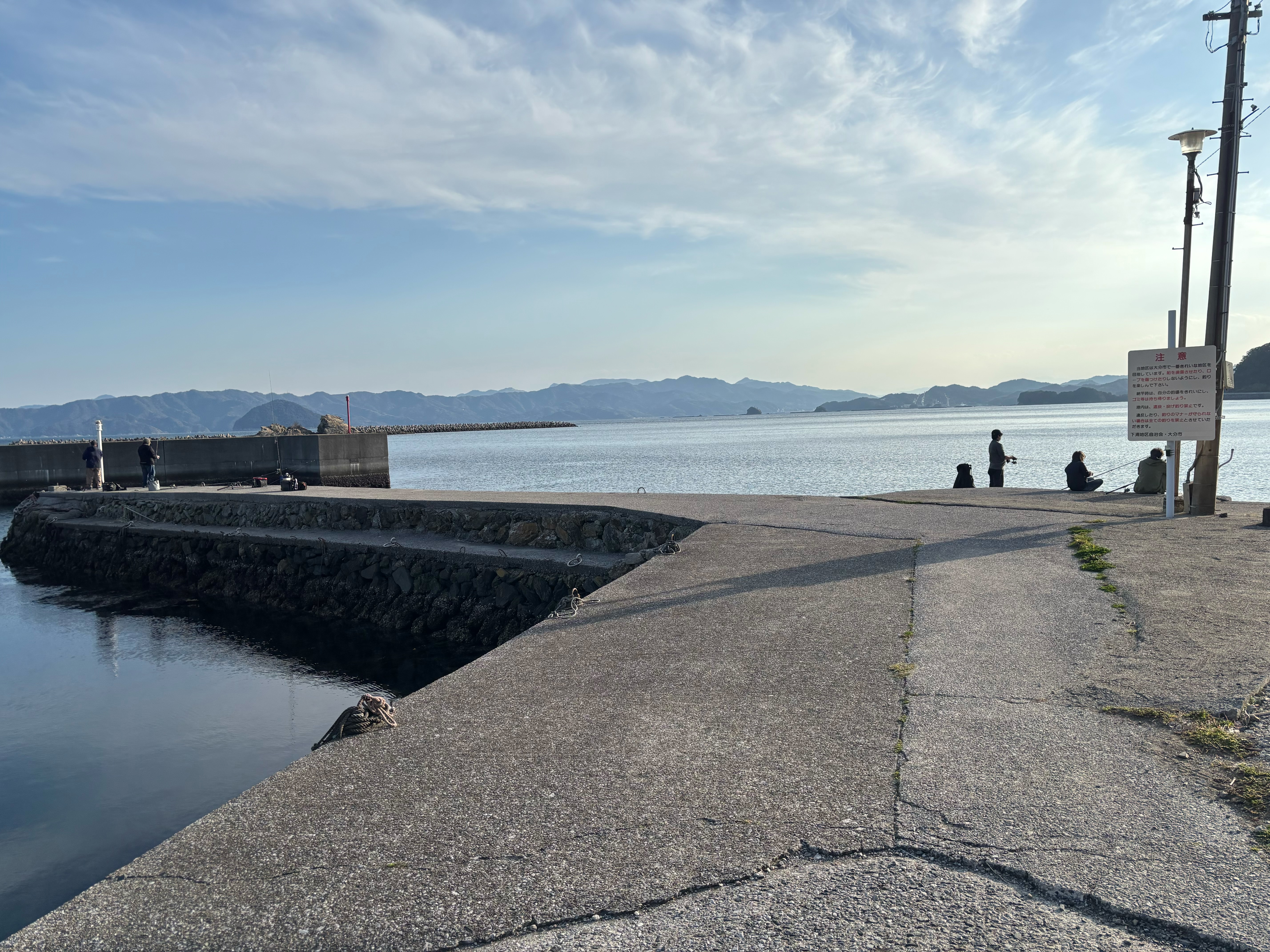 一尺屋下浦港 - 意外だが、この港で一番水深があるのは港の入り口のこの堤防であ