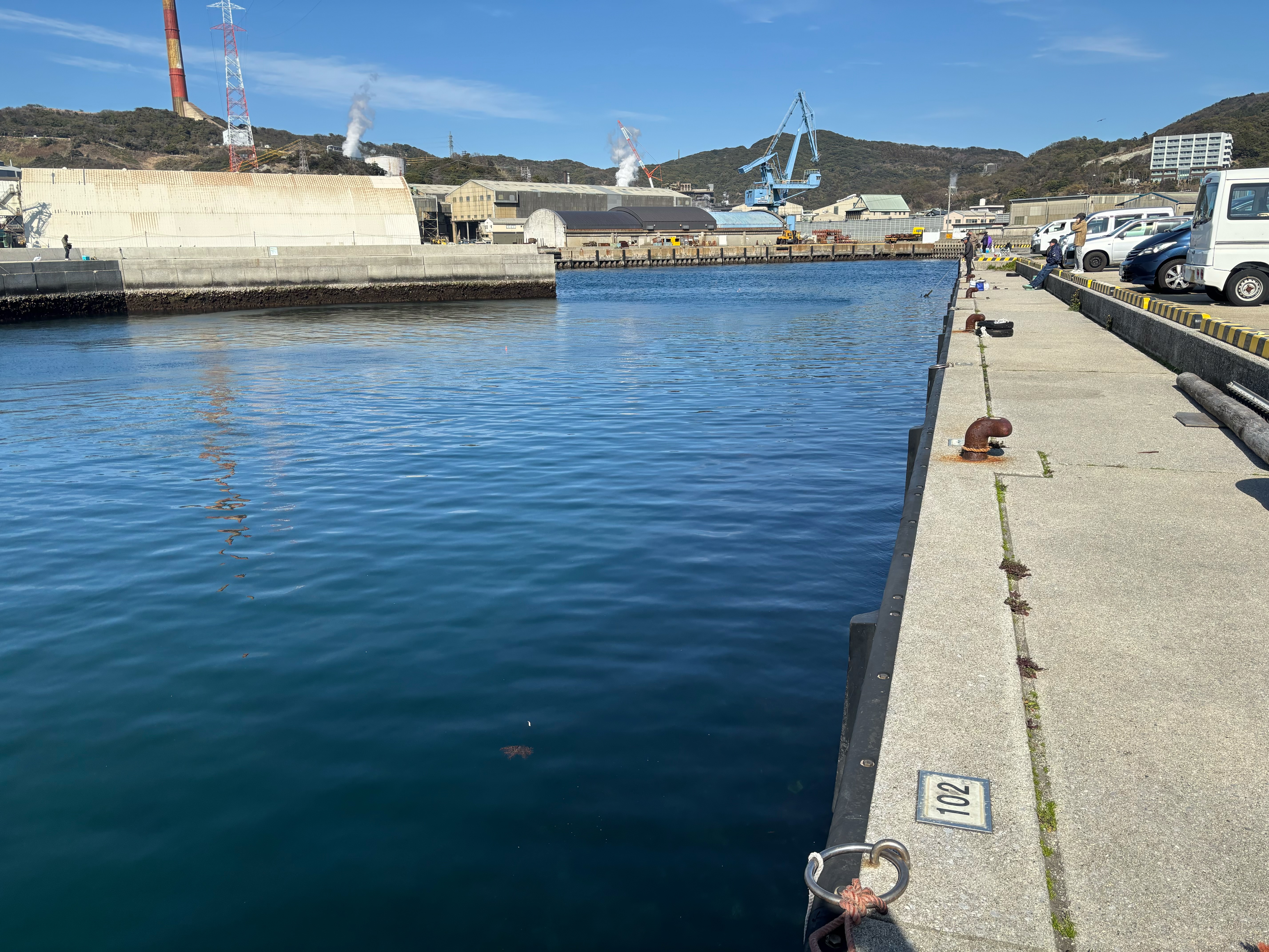 金山港 - 駐車場直下で釣りがしやすい。