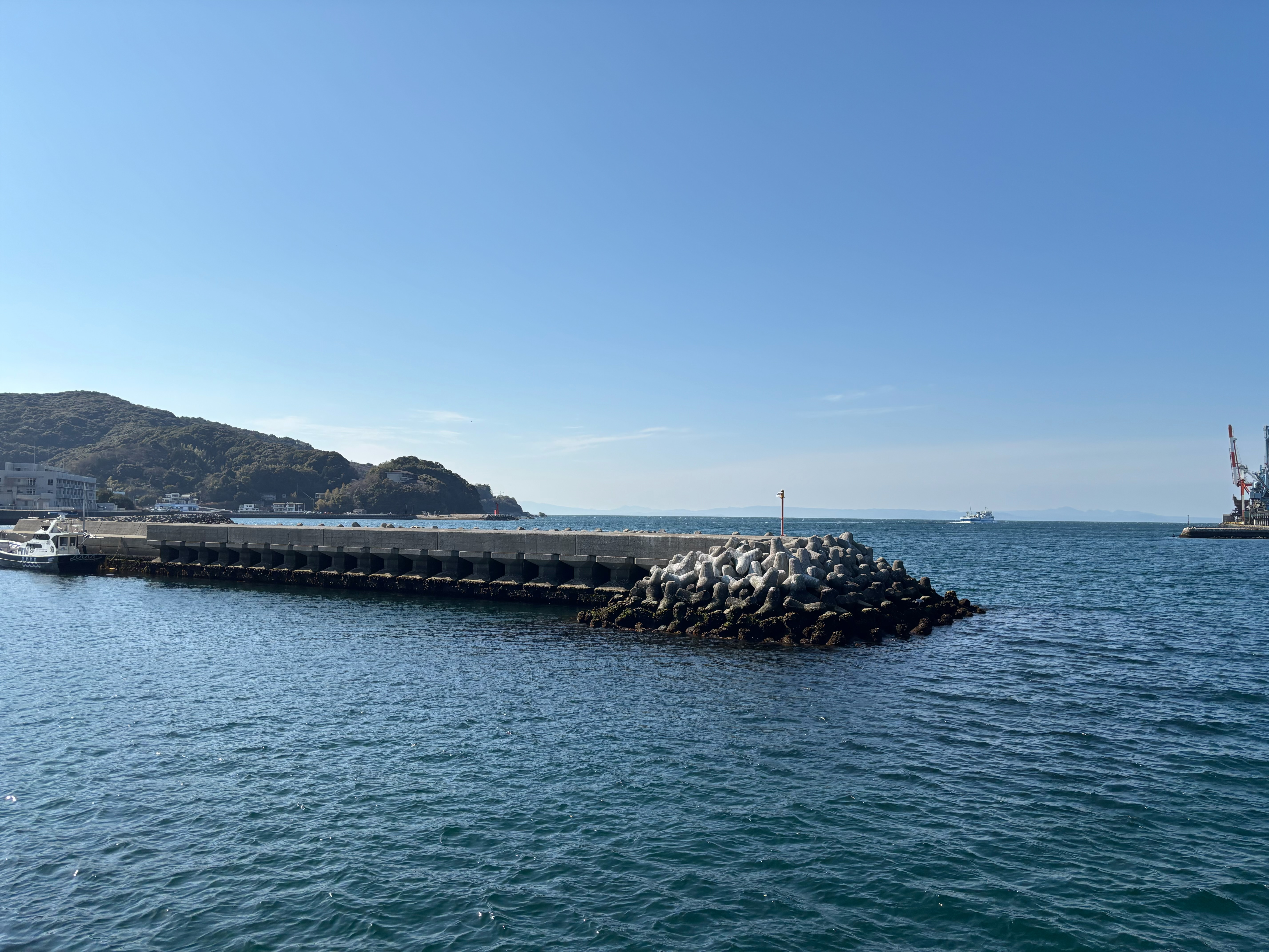 金山港 - 向かいに見える堤防は、歩く距離のわりに釣果に恵まれない。
