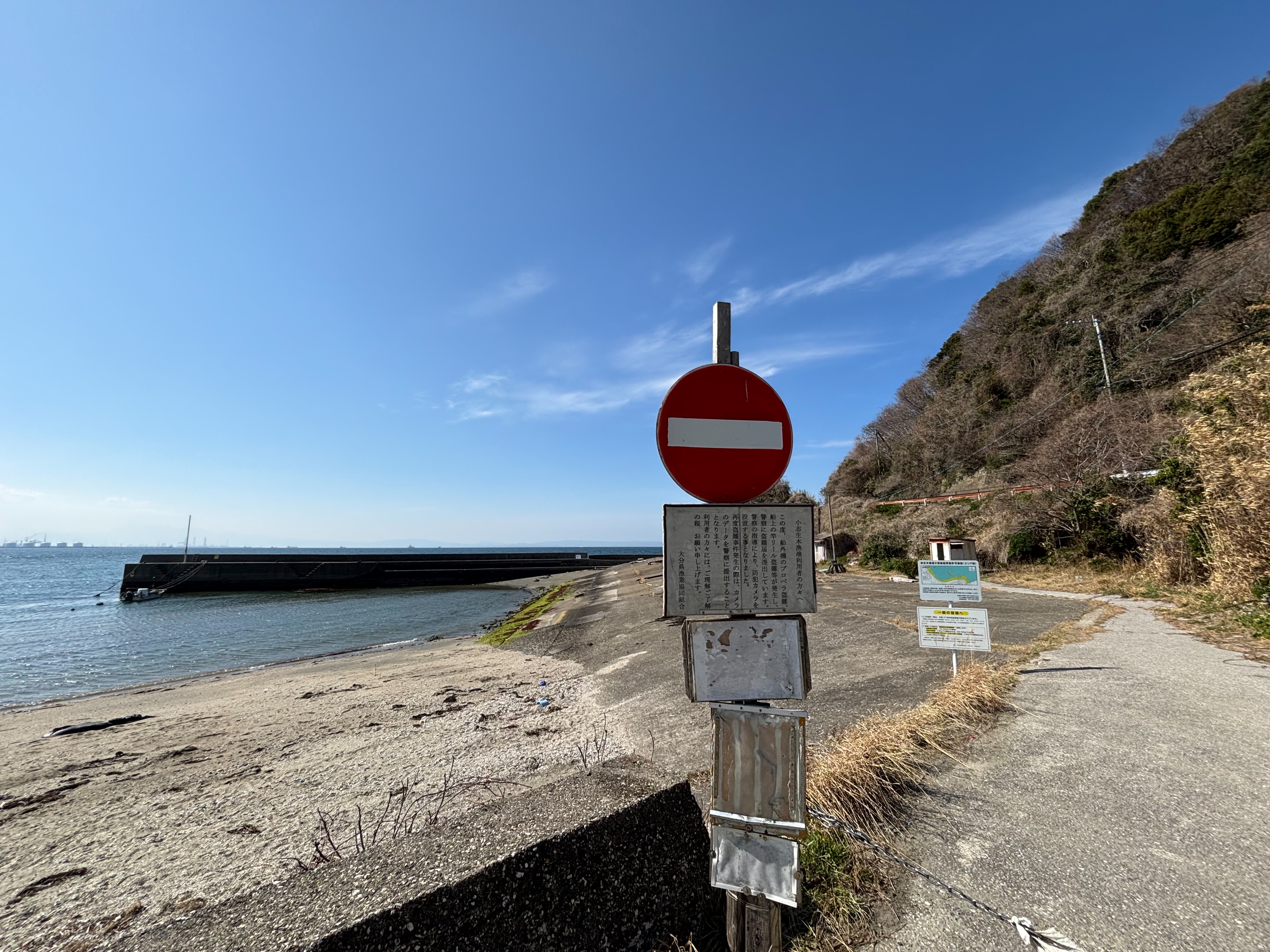 小志生木 - 車の侵入は禁止である。手前の空き地から徒歩でアプローチする。