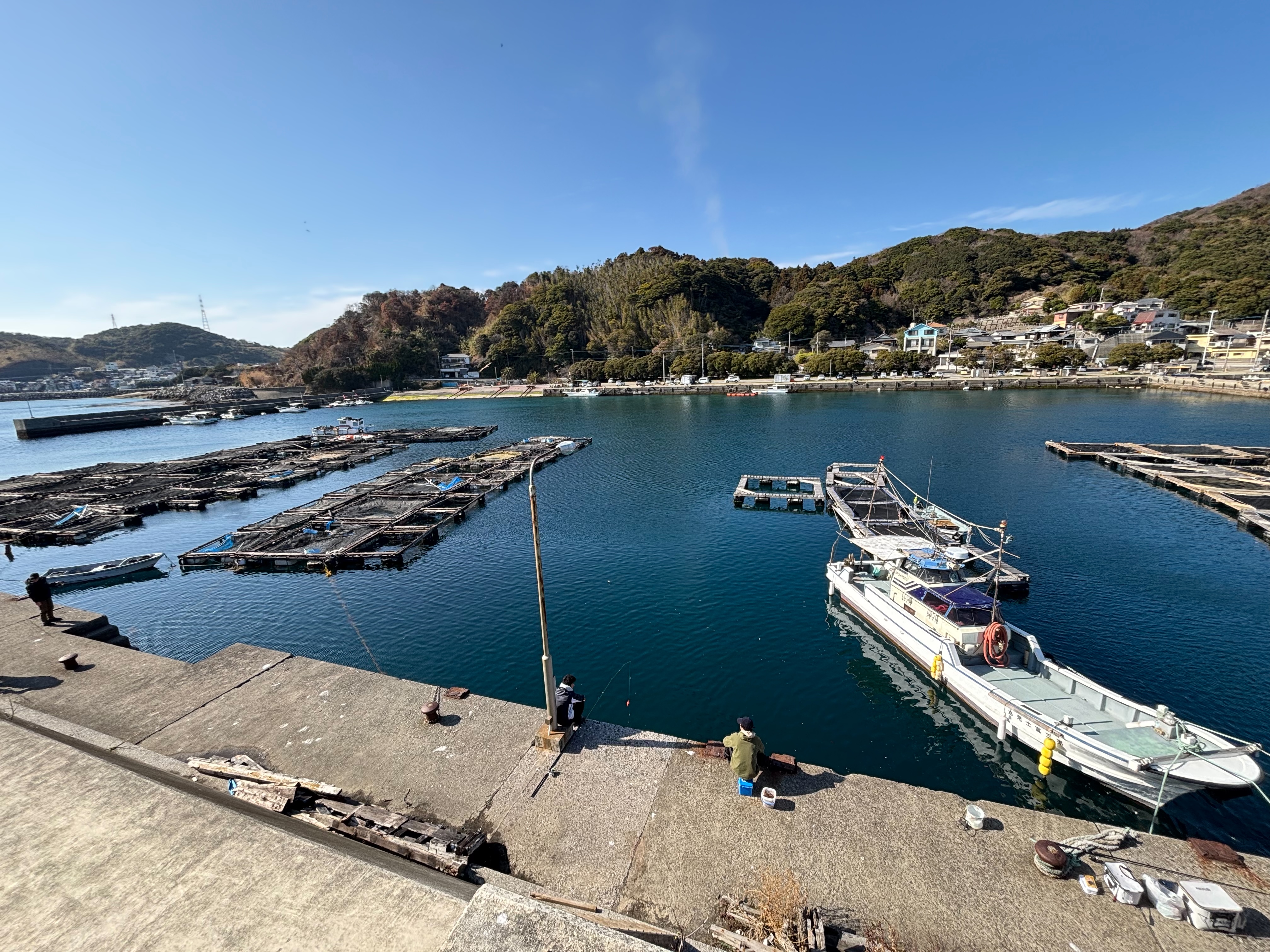 幸之浦 - 内側はサビキ釣りのポイント。ウキサビキで投げ込み深場を狙う。