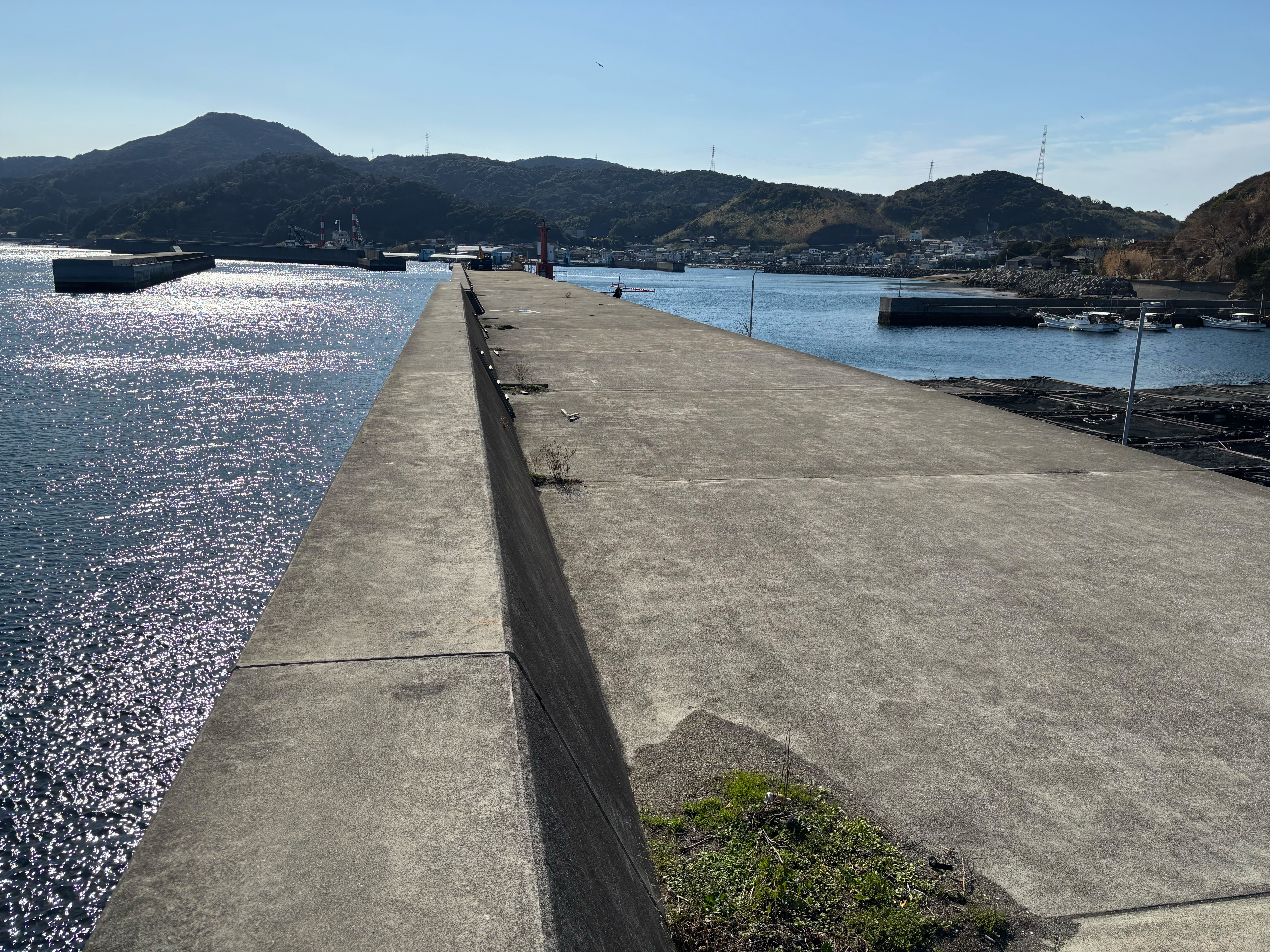 幸之浦 - 外側の高堤防は海面まで8m以上あるため、大型魚を狙うなら落と