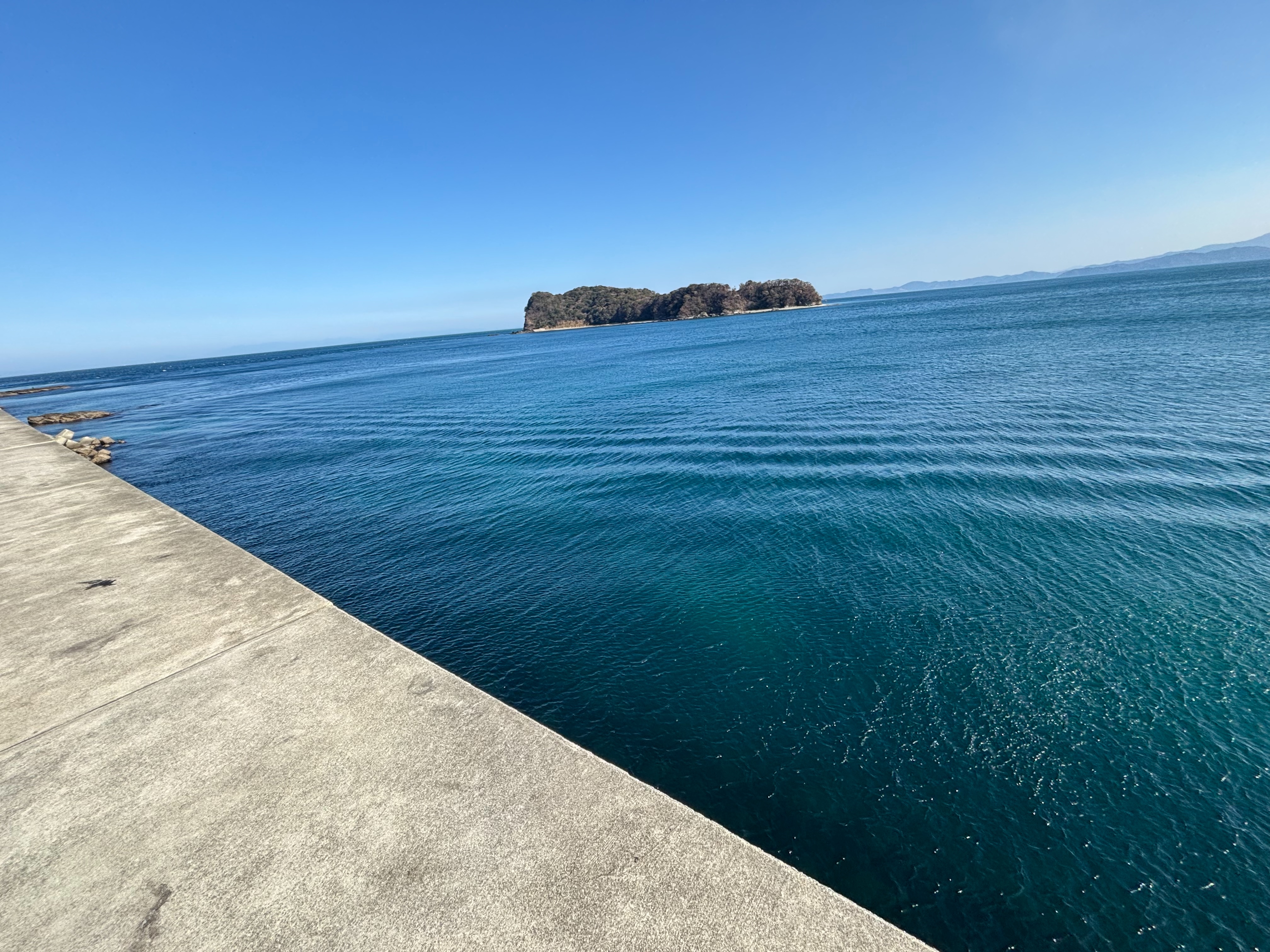 幸之浦 - 潮流が画像の右から左に向かって勢いよく流れる事、画像左に向か