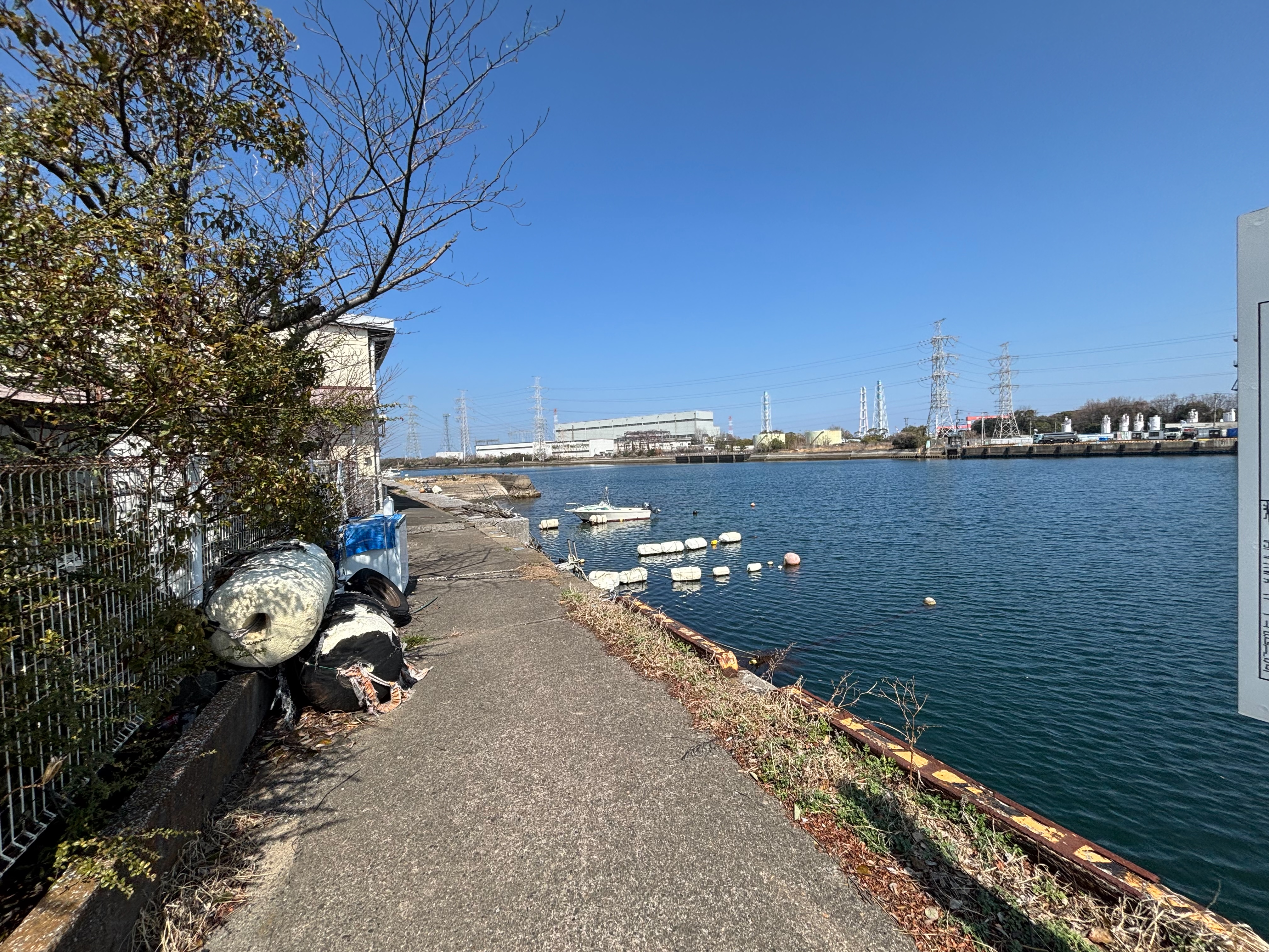 三佐港 - 酪食肉公社裏。奥に進むほど水深が浅くなる