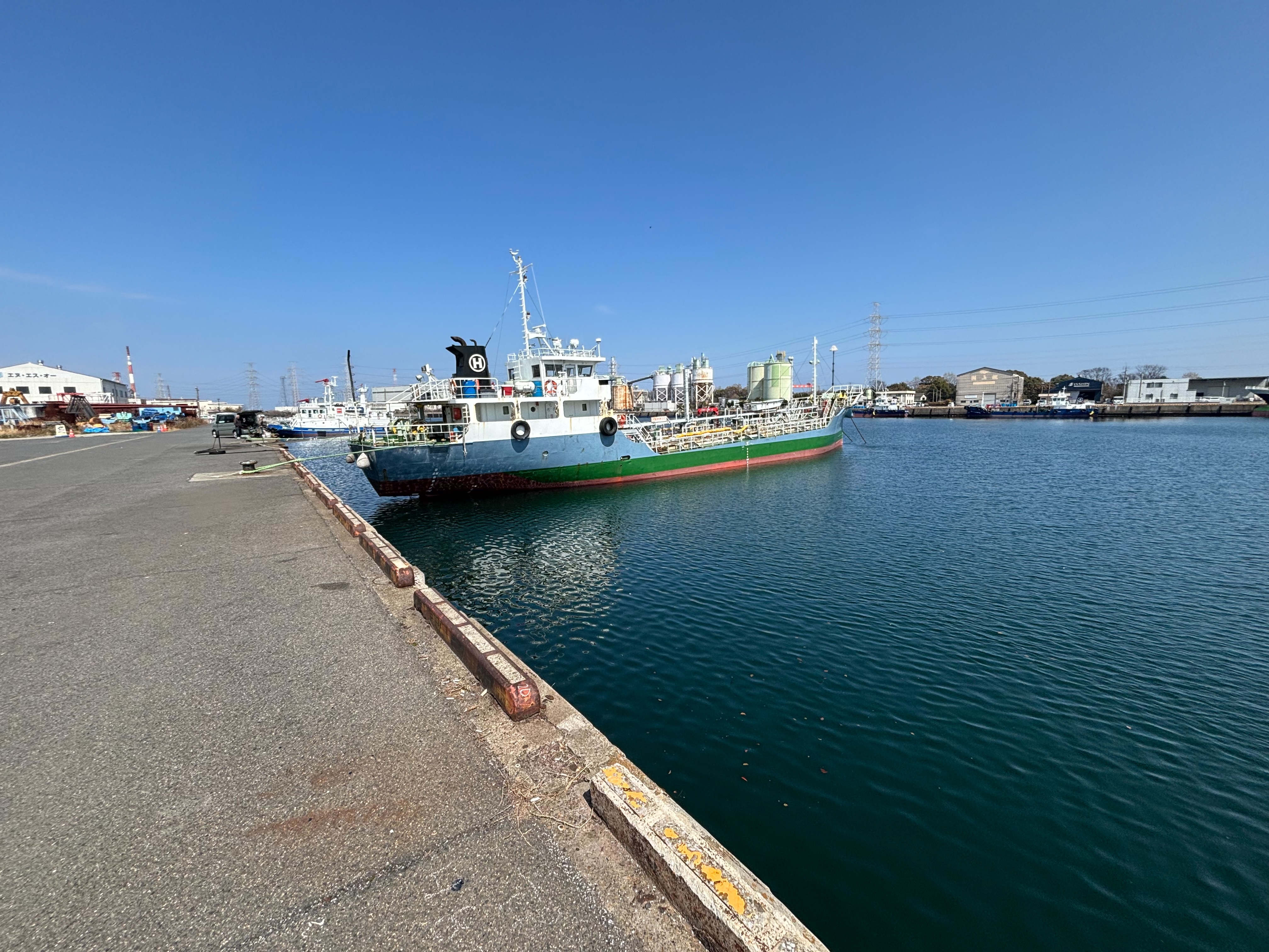 三佐港 - 水深7〜10m。砂地・トロ藻あり。船の影