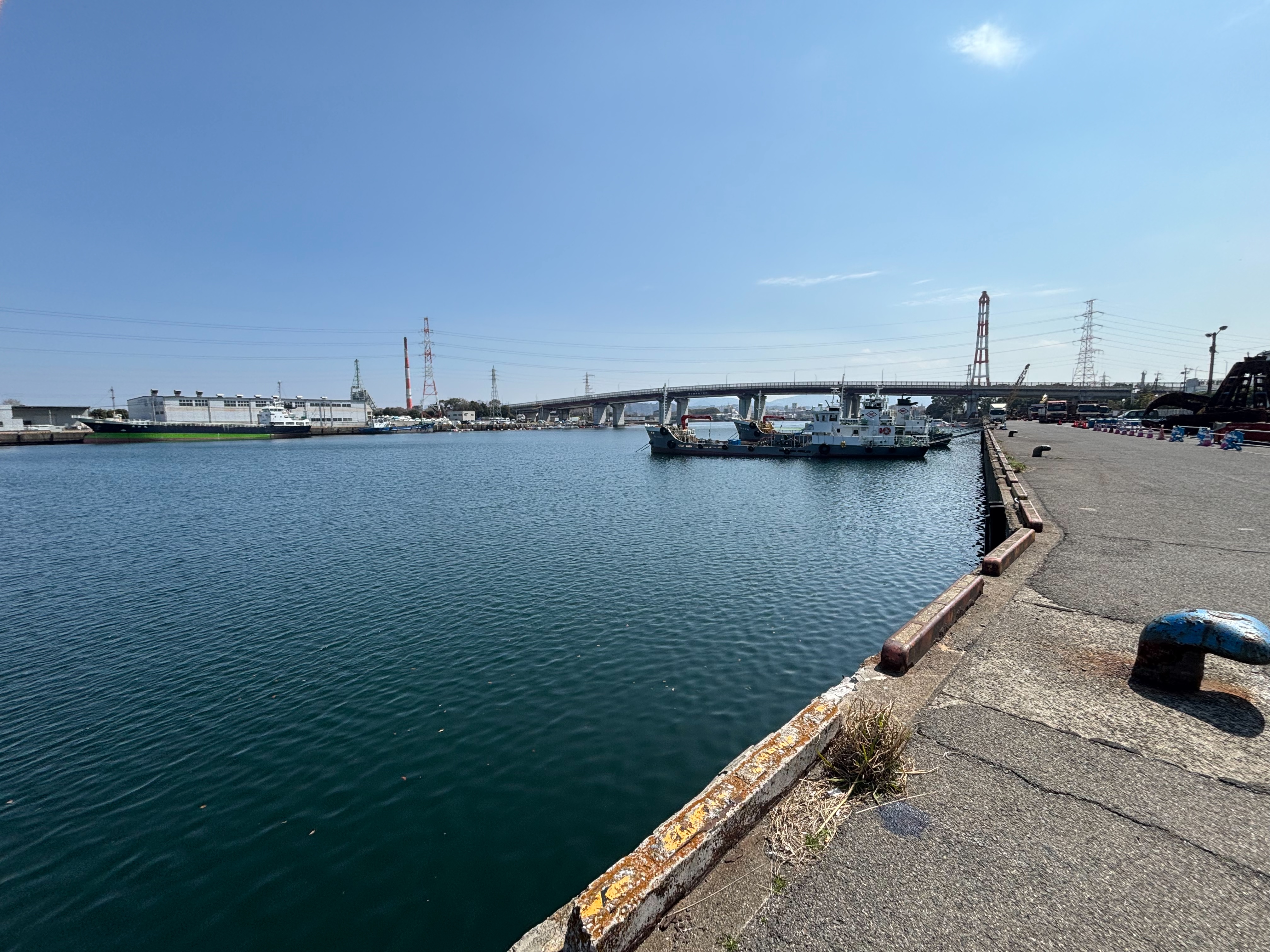 三佐港 - 水深7〜10m。砂地・トロ藻あり。船の影
