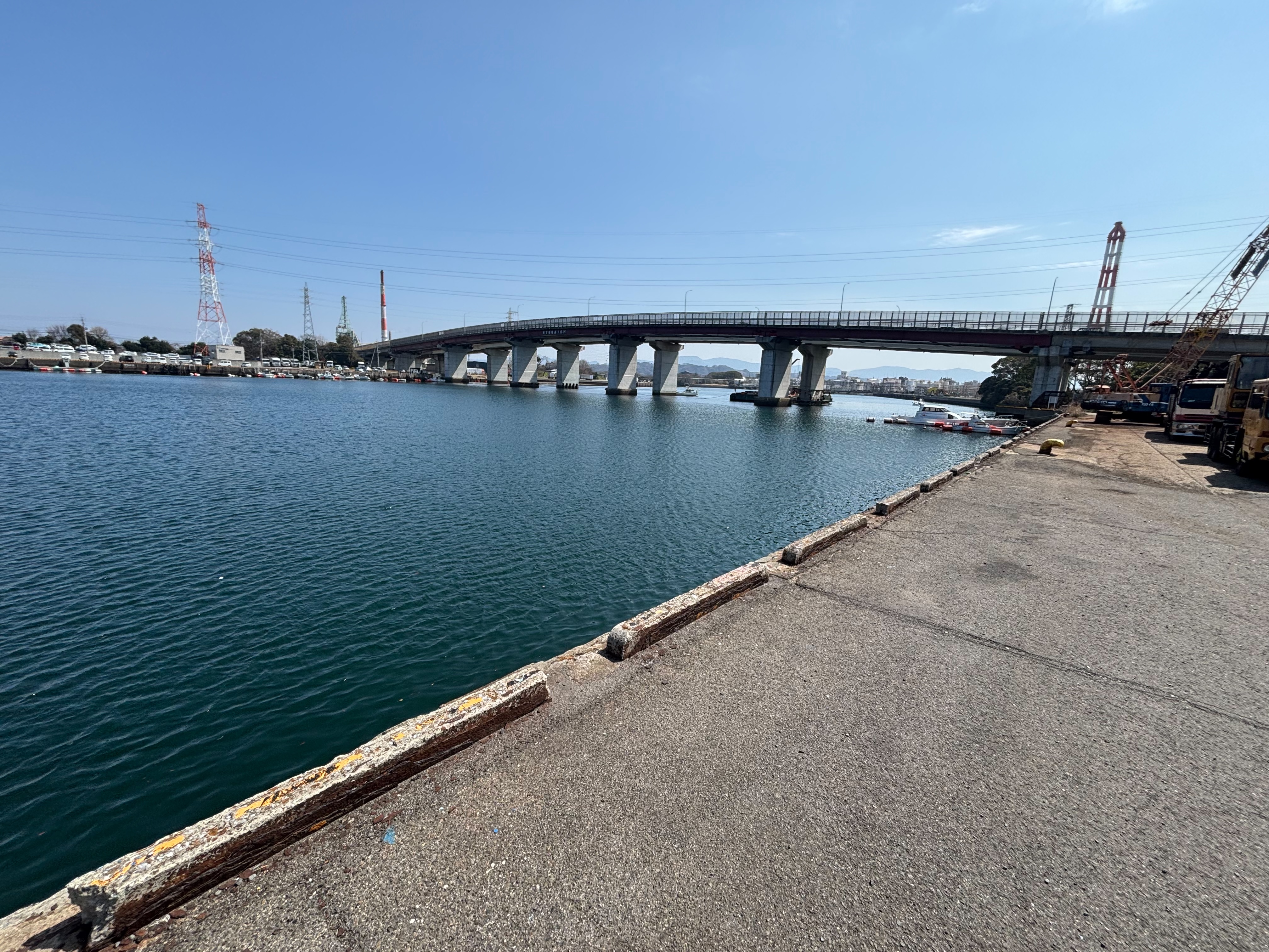 三佐港 - 水深7〜10m。砂地・トロ藻あり。船の影