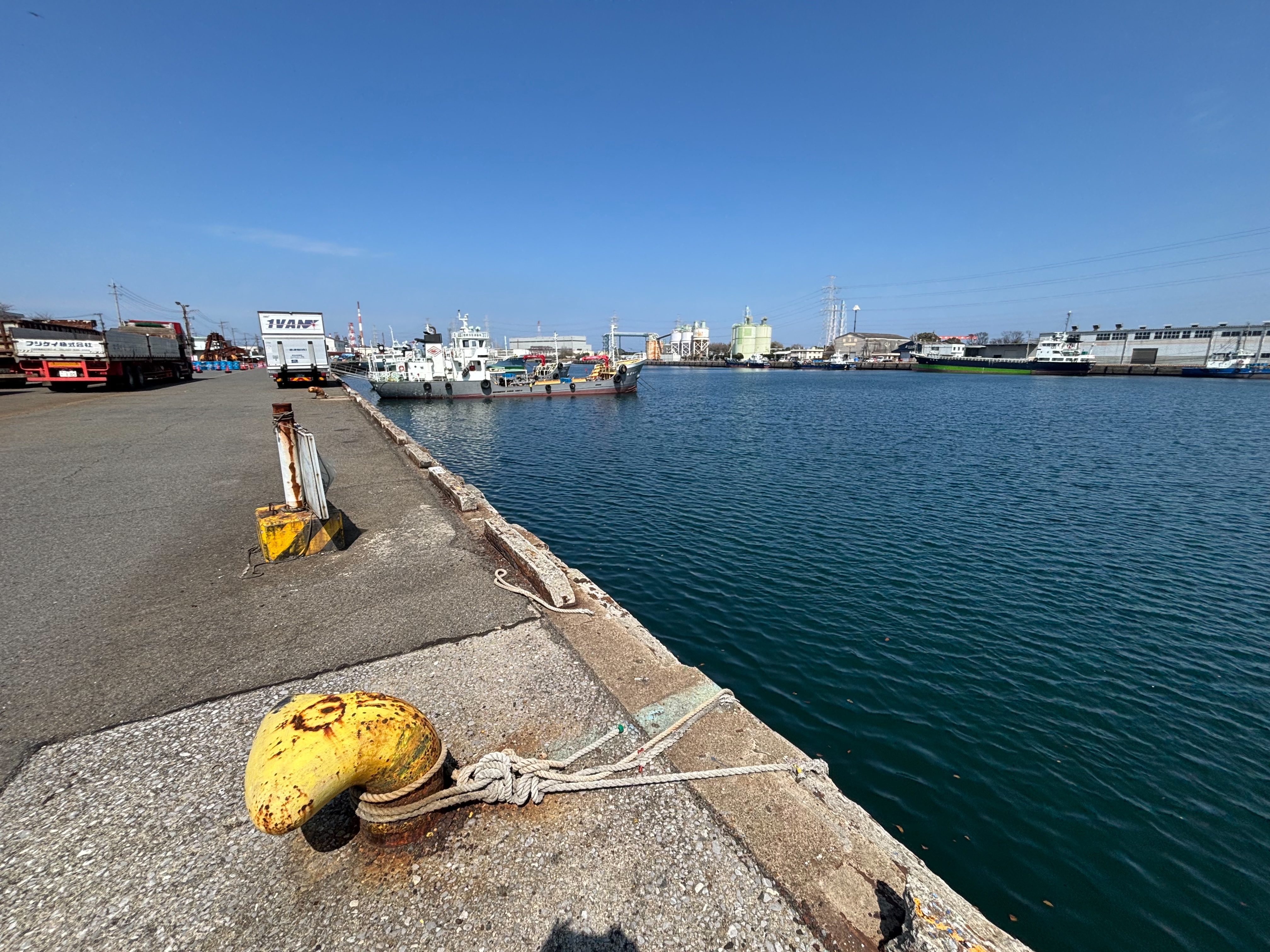 三佐港 - 水深7〜10m。砂地・トロ藻あり。船の影