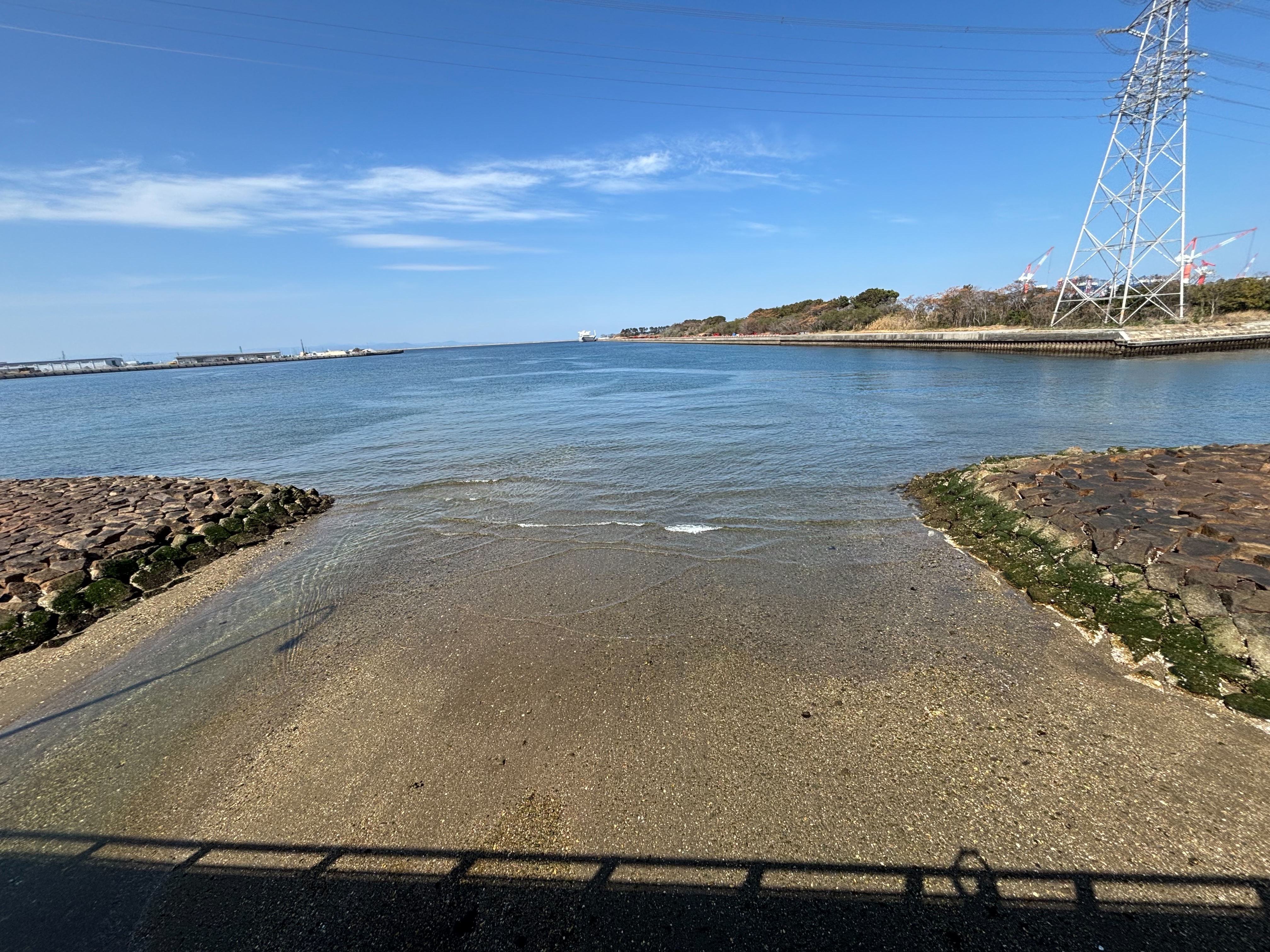 丹生川河口 - 丹生川の横に並ぶ金道川河口。潮回りに関係なく水深が浅く、干潮