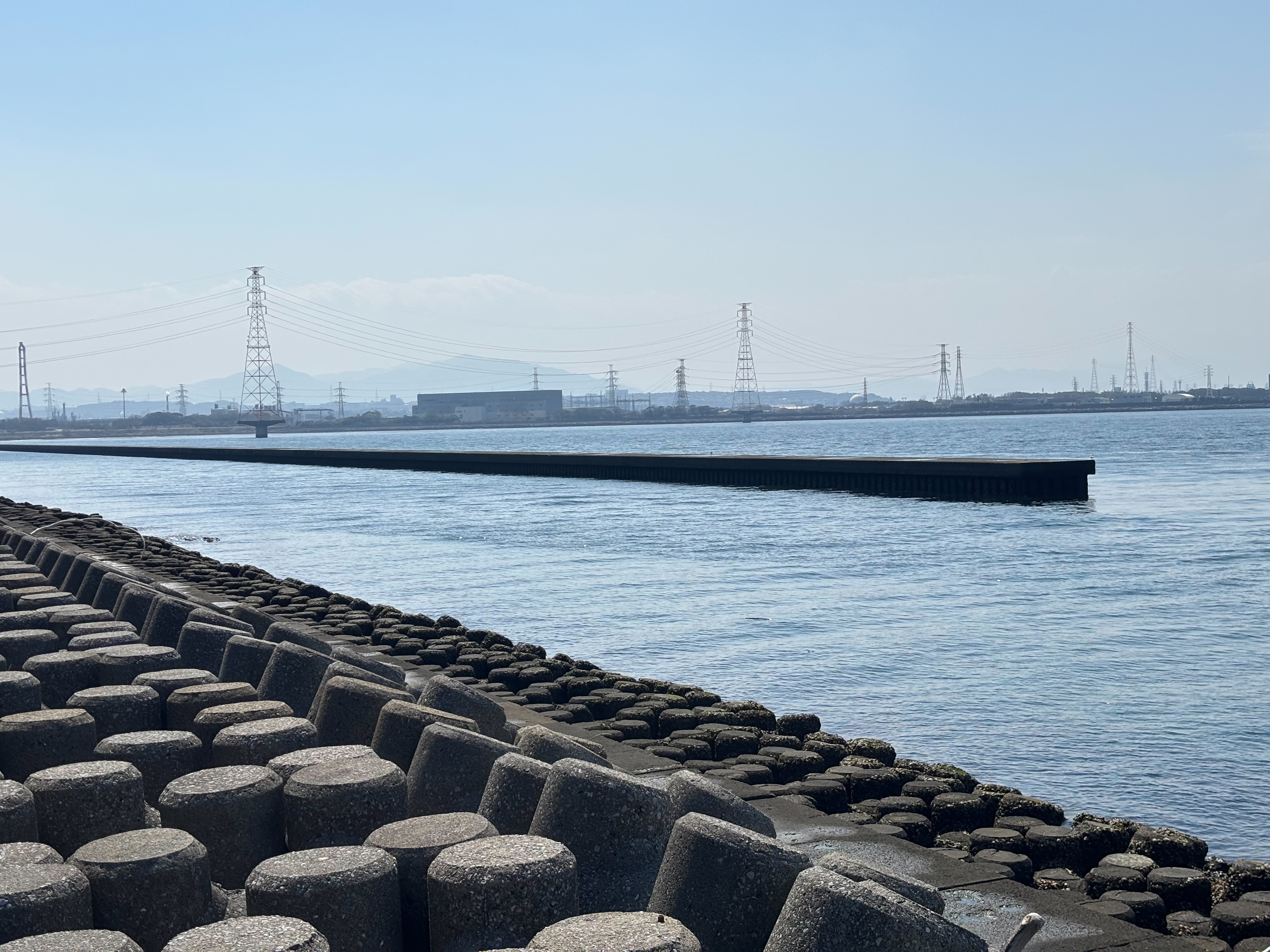 大野川河口 - 導流堤の先端付近は朝マズメの青物狙いで入る所。中間付近はフカ