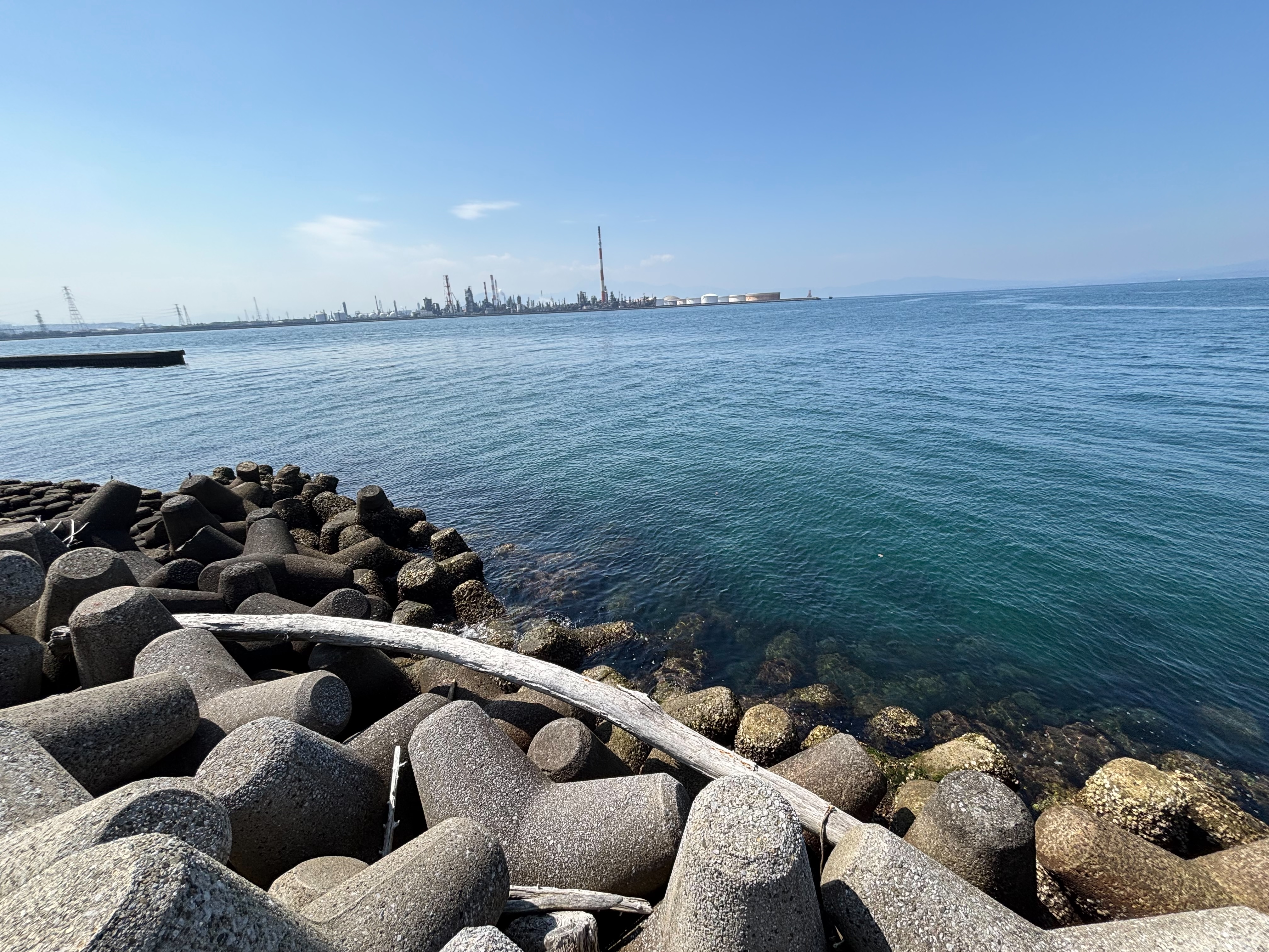 大野川河口 - 発電所横のテトラ帯。フカセ釣りはいテトラが張り出している少し