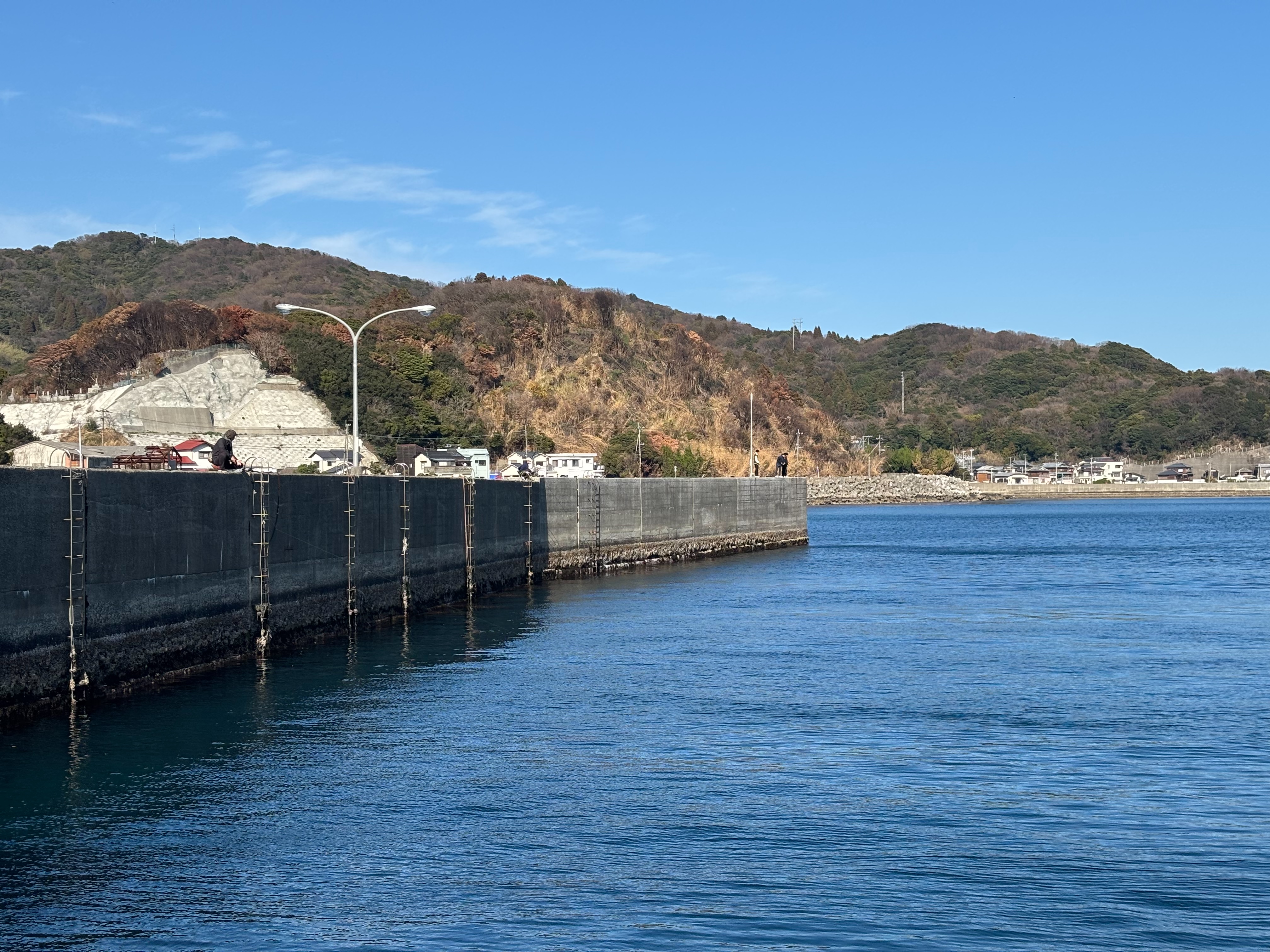 佐賀関漁港 - 水深が15m近くある。だが釣れるのは子アジがメイン。季節で剣