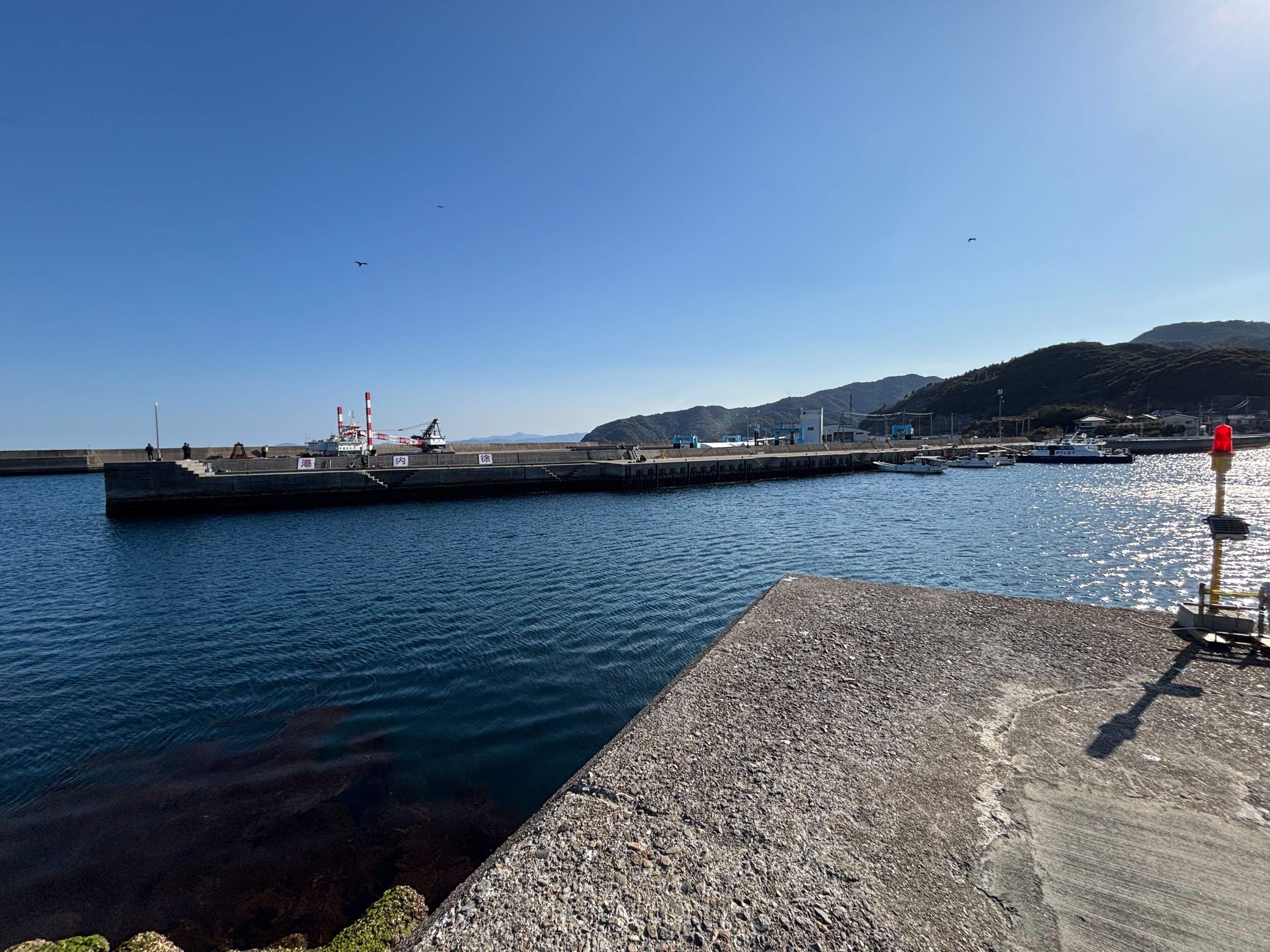 佐賀関漁港 - 対岸の堤防。こちらは人が少ない。