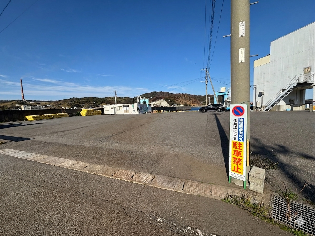 佐賀関漁港 - このスペースは駐車禁止である。反対側に駐車可能なスペースがあ