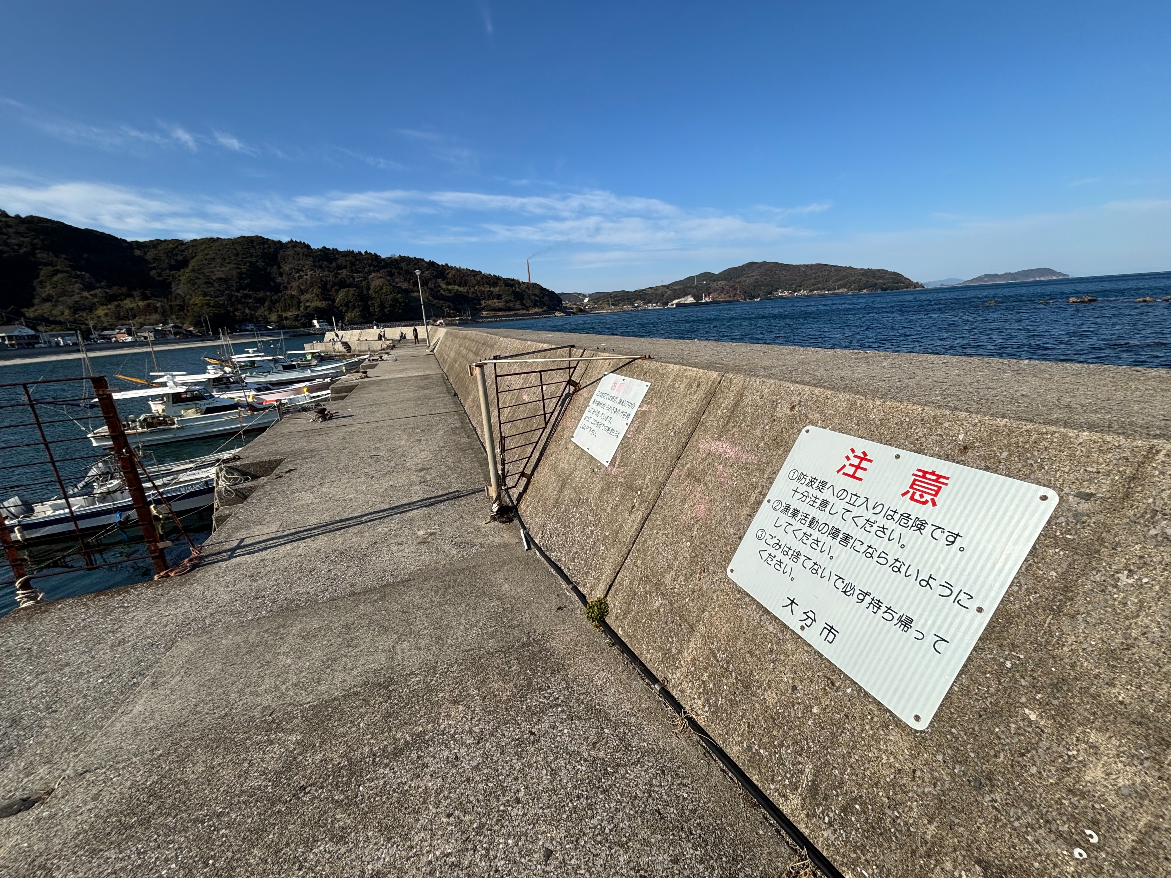 白木漁港 - 奥に見える通り常夜灯がある。冬場に内側でアオリイカの泳がせよ