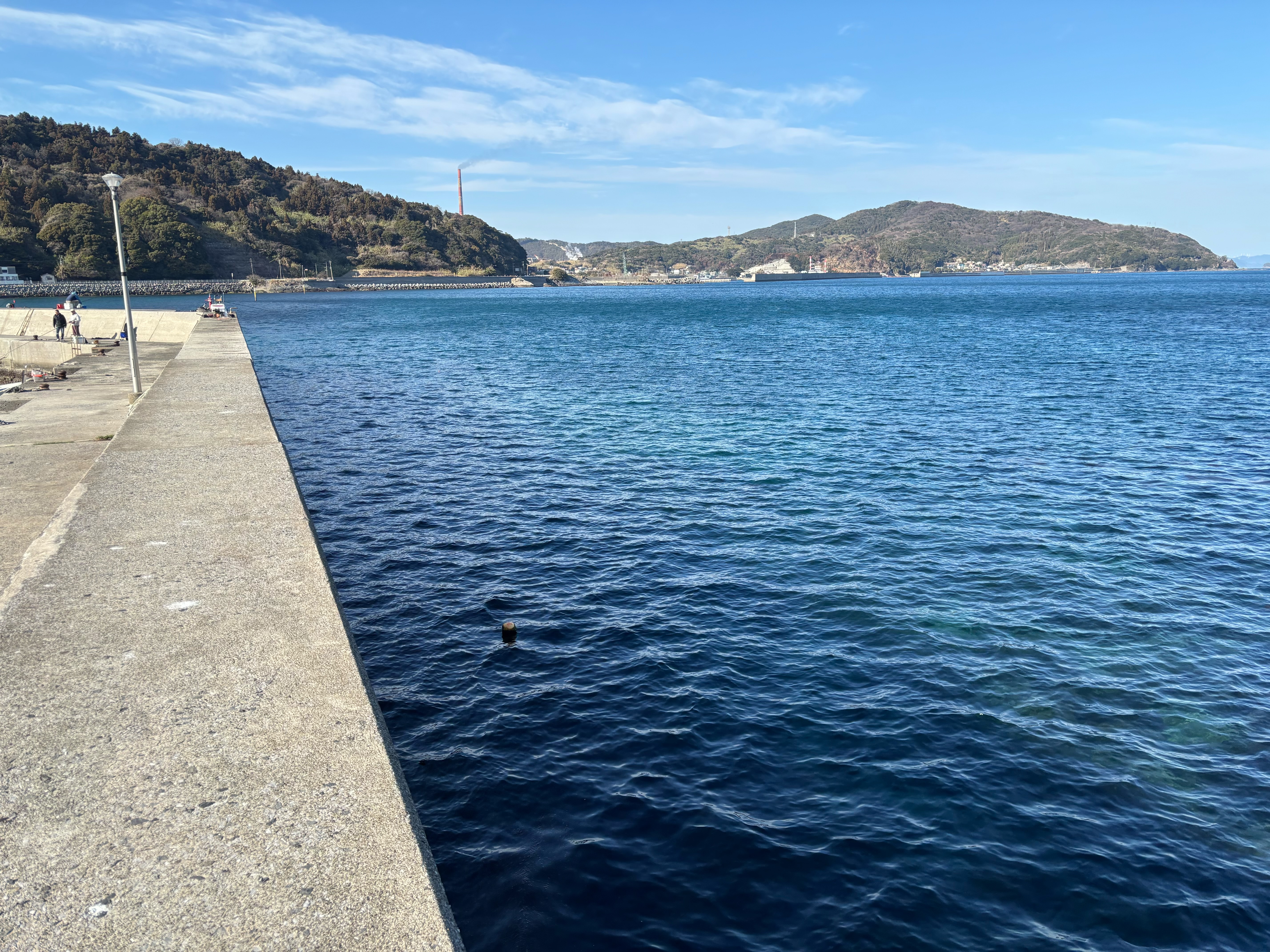 白木漁港 - 堤防手前は浅い。